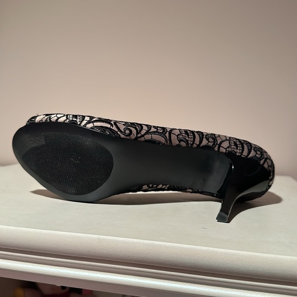 Guess Women’s Shows - Picture 3 of 3